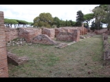 03004 ostia - regio ii - insula ix - edificio (ii,ix,6) - raeume auf der nordseite - bli ri nordosten - 09-2022.jpg